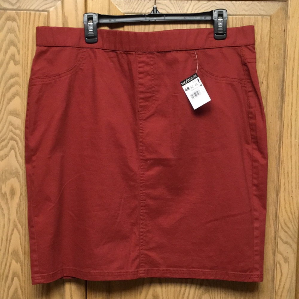 Brick red short summer skirt with elastic waist.